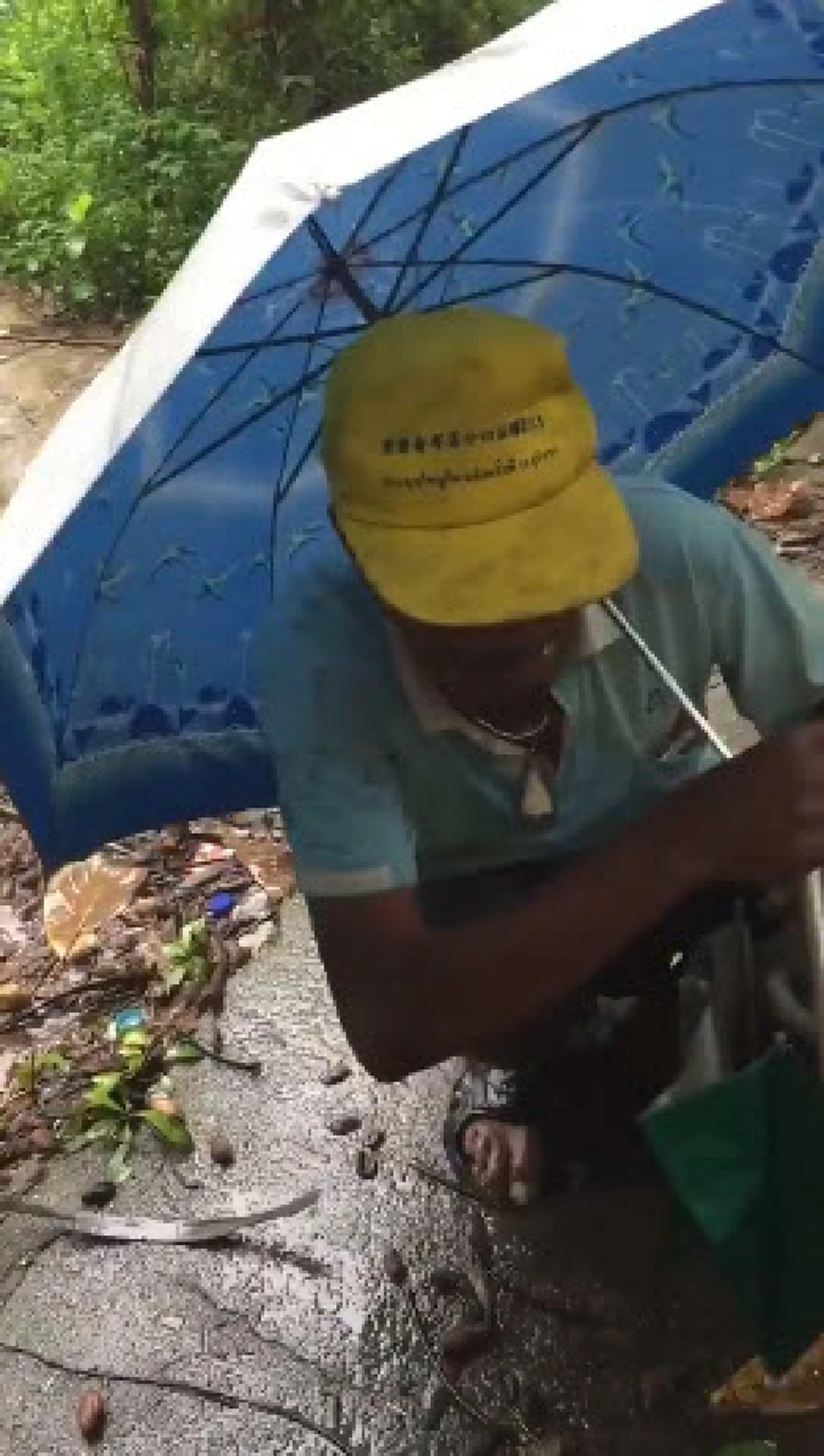 "หิวหรอคะ??" สุดกลั้นน้ำตาสาวเจอชายชราเดินตากฝนอยู่ข้างทางท่าทีแปลกๆ เดินเข้าไปทักถึงกับอึ้ง ลุงร้องไห้โฮ!! (มีคลิป)