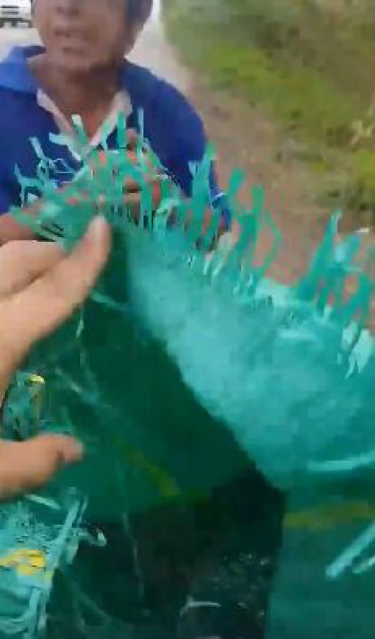 "โดนเขาตีมา เจ็บไปทั้งตัว" !?! ลุงเก็บของเก่านั่งฟุบกับพื้นถนนหนุ่มตัดสินใจเหมาขวดทั้งหมด ลุงถอดรองเท้านั่งพับเพียบยกมือไหว้ทั้งน้ำตา