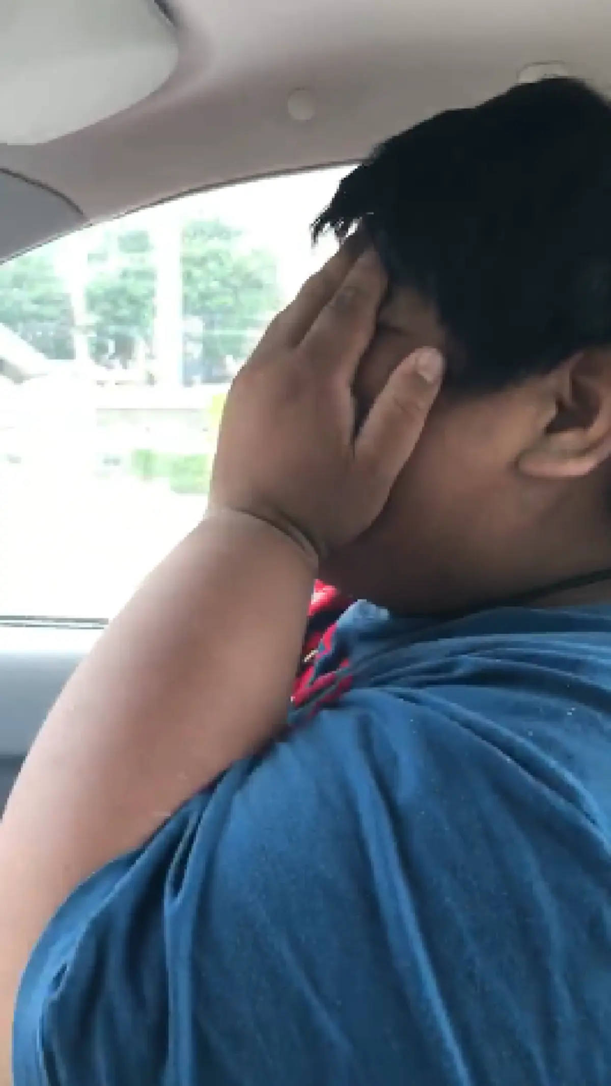 โชว์เก๋าไม่เข้าเรื่อง! หนุ่มตุ้ยนุ้ย โชว์ขับรถกลางเมือง บอก "ถนนเส้นเนี่ย ปิดตาขับยังได้เลย สบาย ๆ" ชาวเน็ตรุมด่าจนต้องออกมาพูดแบบนี้ (คลิป)