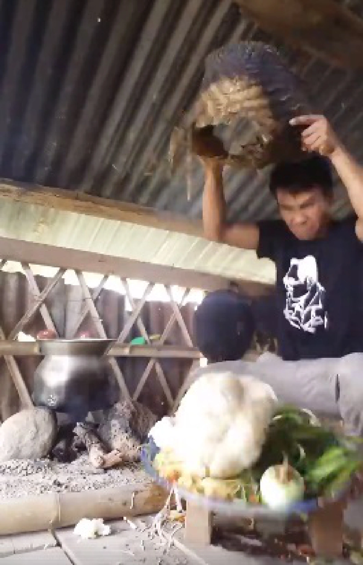 อวสานอาหารเที่ยง !! หนุ่มนั่งนึ่งข้าวเหนียว หวังทานกับ ส้มต้มรสเด็ด ! แต่ผิดคาดเมื่อซึ้งนึ่งข้าวกับไม่เป็นใจ !!?(ชมคลิป)