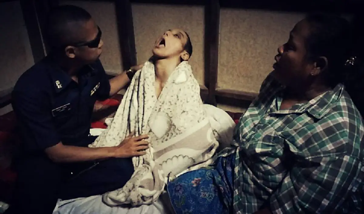 ลองอ่านให้จบ!! หญิงชราเฝ้าเลี้ยงลูกพิการทางสมองขั้นรุนแรงหลายครั้งหิวจนกิน "อุจจาระ" ตัวเอง แม่สุดเศร้าบากหน้ายืมเงินซื้อข้าวให้ลูก (มีคลิป)