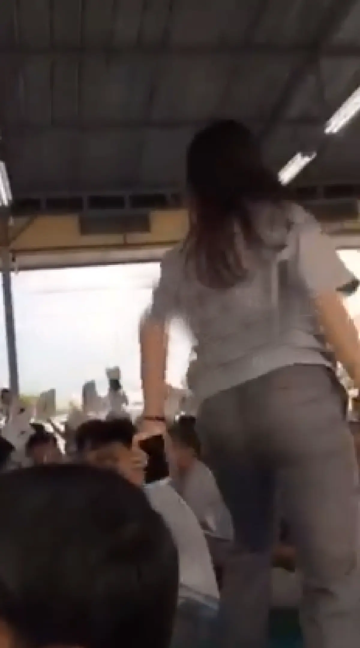 ทนไม่ไหว! สาวโรงงานลุกขึ้นแด๊นซ์เพลง "ปานามา" หนุ่มๆนั่งมองตาค้างไม่กระพริบ ลีลาเธอเหลือเกินจริงๆ (ดูคลิป)