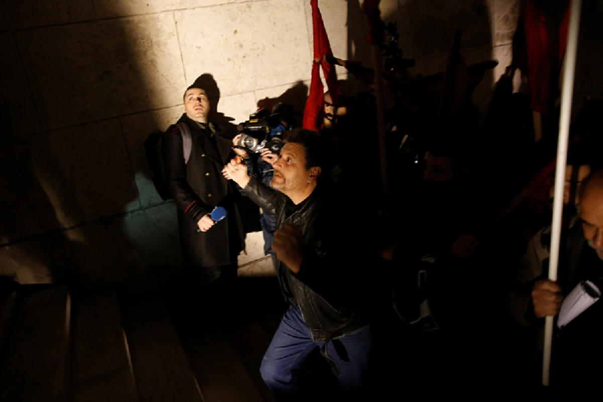 ปะทะเดือด!!! ตำรวจเผชิญหน้าผู้ชุมนุม ซัดกันนัว กระทบทั่วโรงเรียน โรงพยาบาล ยันสนามบิน!!! (มีคลิป)