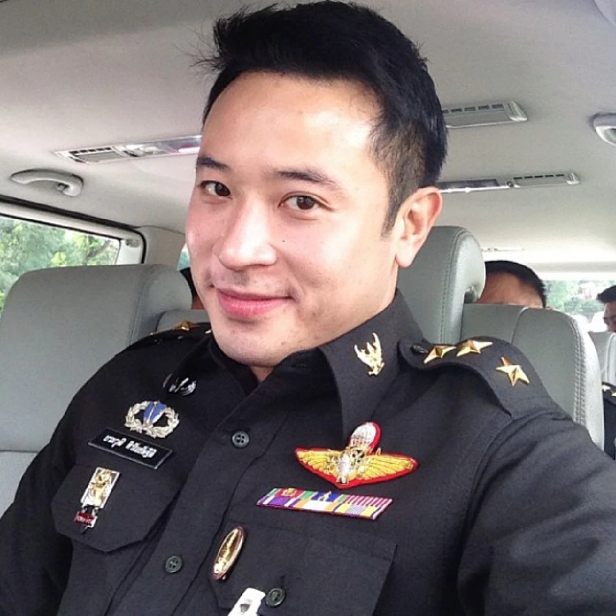 #ไม่เคยรู้มาก่อน!! 8 ดาราดังที่มีอาชีพ "ทหาร ตำรวจ" บางคนมียศระดับสูง ทำแฟนคลับอึ้ง สตั๊นไป 10 วิ อย่าได้แหยมเชียว !! (ชมภาพ)