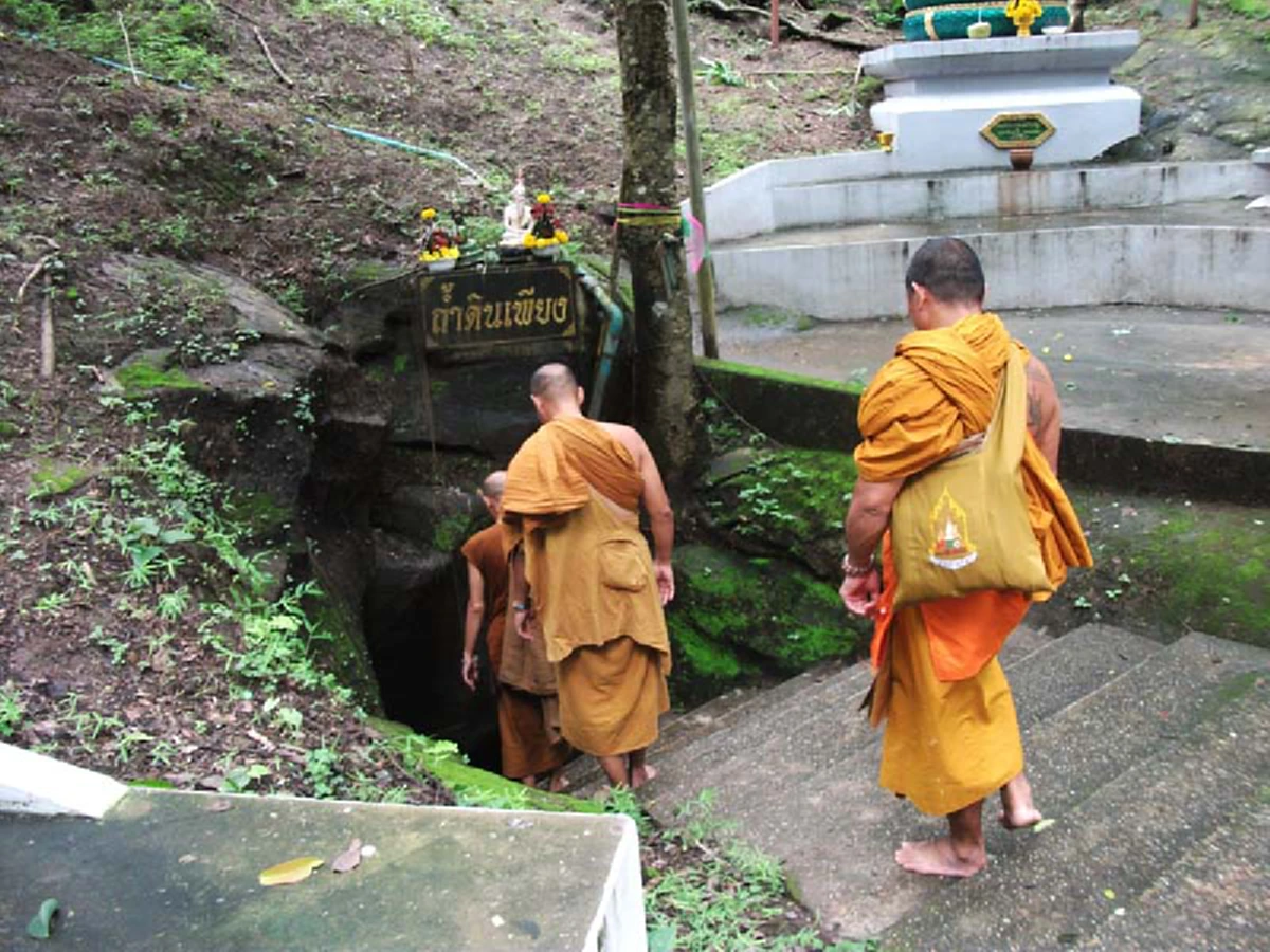 ดูให้เห็นกับตา !!  เส้นทางลี้ลับ สู่ประตูเมืองบาดาลของพญานคราช !! ไม่น่าเชื่อนี่คือสภาพข้างในที่เห็นแล้วขนลุกทันที !! (ชมภาพ)