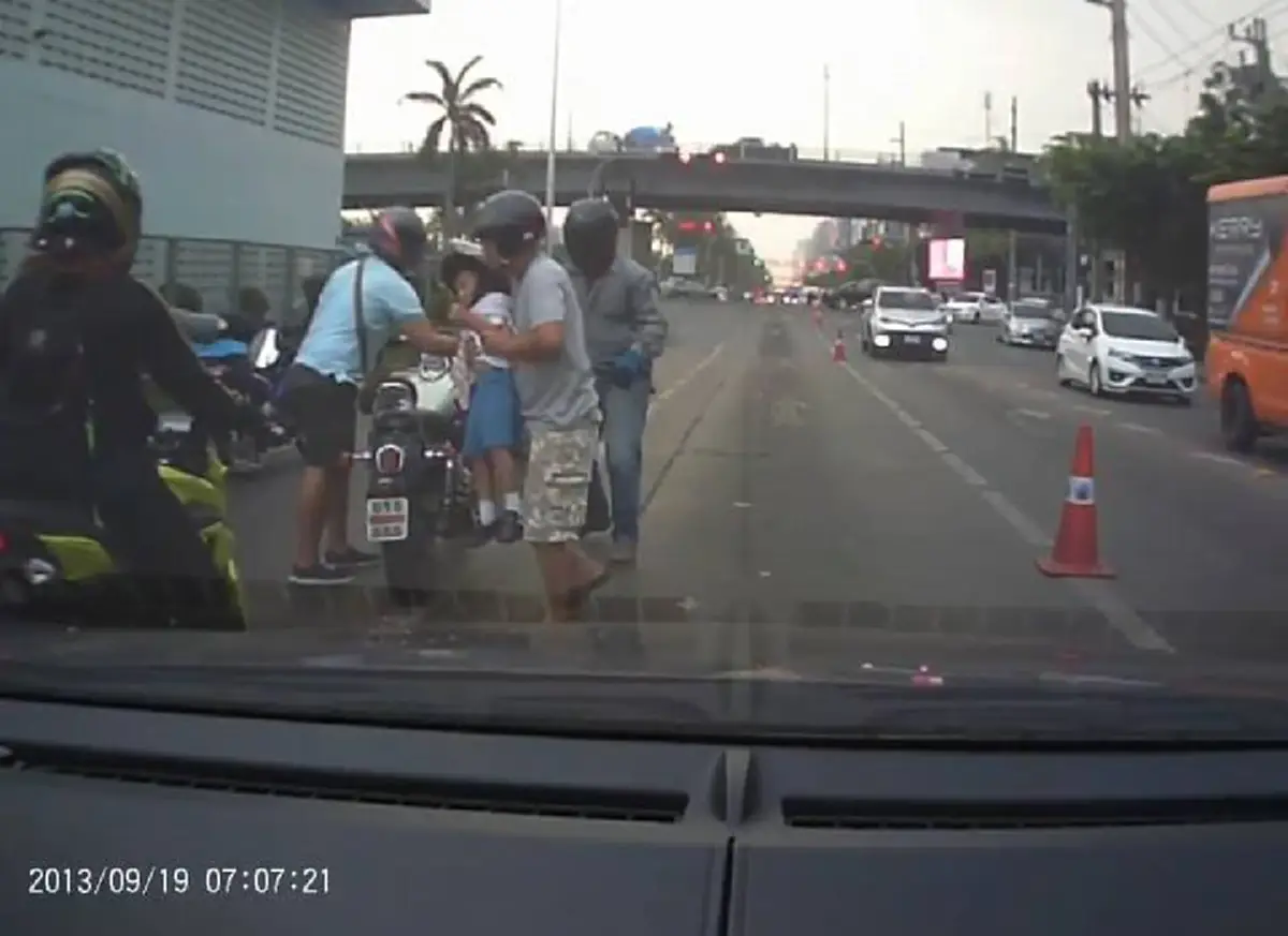 รอรับกรรม!! ตร.แจ้ง 6 ข้อหาหนัก ชายกระบะดำ ด้านเจ้าตัวบอกปัด ไม่ได้ชนแล้วหนี?? (ชมคลิป)