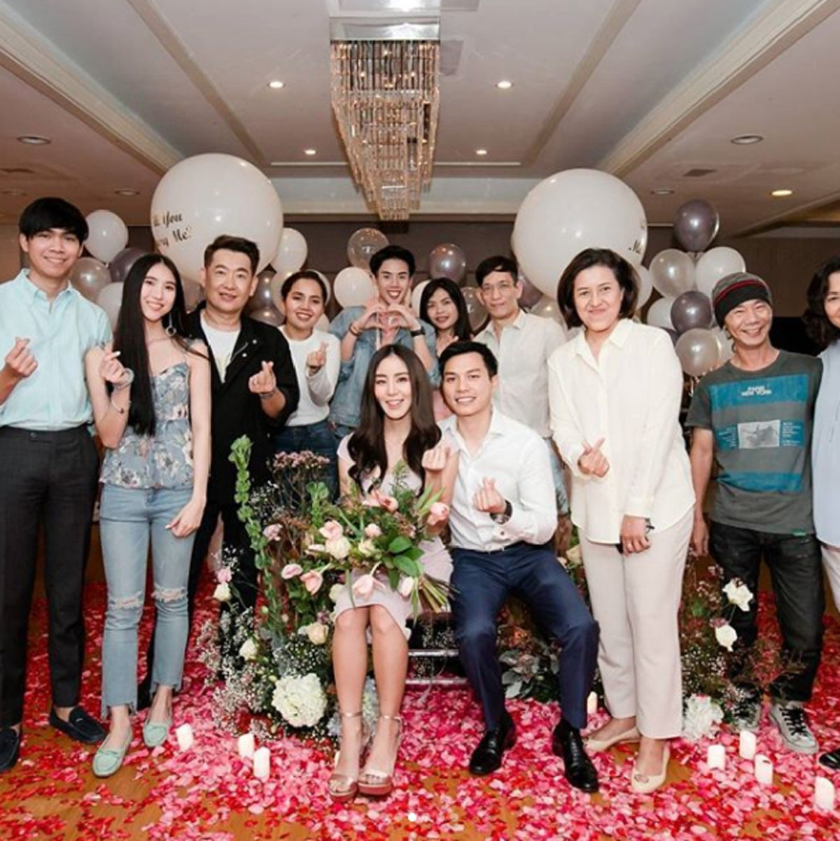 เตรียมตัวสละโสดไปอีกคู่แล้ว!! "ไฮโซเคน" ทำเซอร์ไพรส์สาว "ขนมจีน" คุกเข่าขอแต่งงาน (คลิป)
