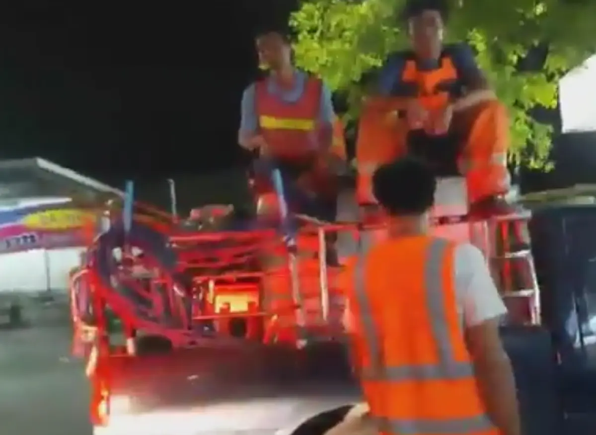 ทำไมครับ!! รถคนงานติดสัญญาณไฟฉุกเฉินวิ่งขอทาง กู้ภัยผ่านมาเห็นแบบนี้มันใช่หรอเรียกตำรวจเข้าเคลียร์ด่วน "พี่ยืนยันได้ไหม" (คลิป)