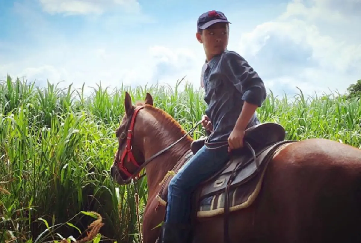 น่าชื่นชมสุดๆ "น้องปราบ" ลูกชาย "โชค-สู่ขวัญ" รวยมาก แต่ขยันช่วยทำงานในฟาร์มหาเงินใช้เอง