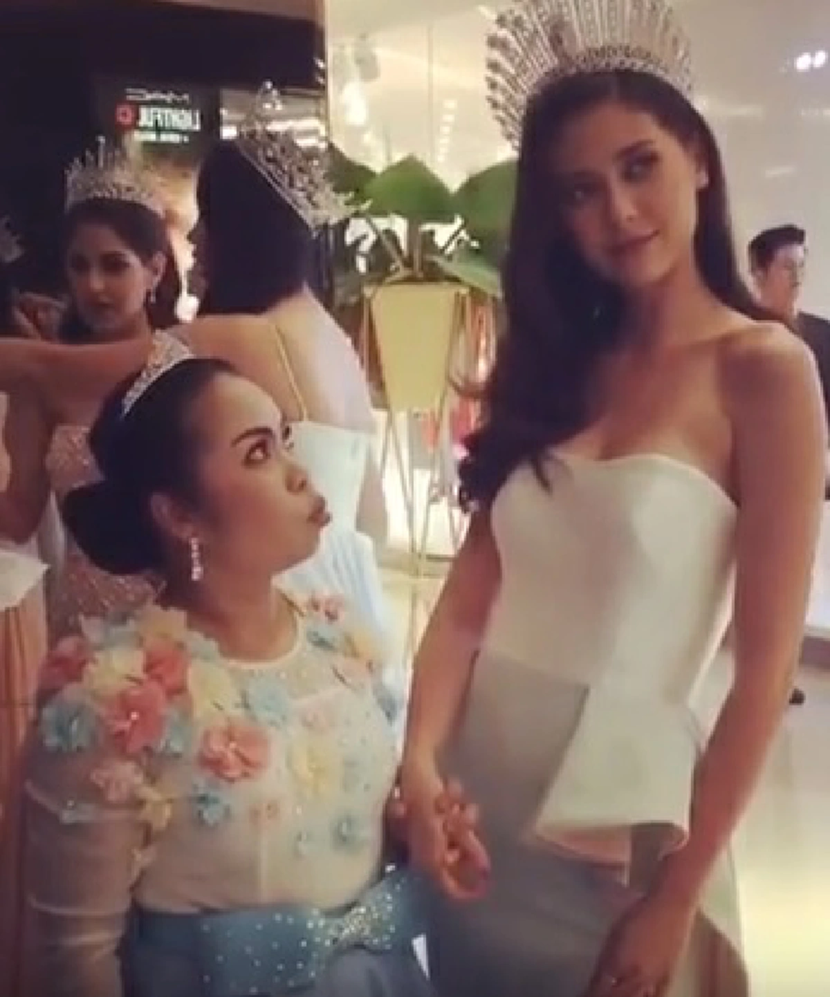 จะเกิดอะไรขึ้น !! เมื่อ \"ตุ๊กกี้ สุดารัตน์\" โคจรมาเจอ \"มารีญา\" และนี่คือปฏิกิริยาของทั้งคู่ !! (คลิป)