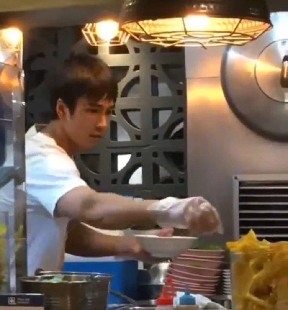 #เรียบง่ายไม่ติดหรู!! สาวเห็น "ณเดชน์ คูกิมิยะ" พระเอกขวัญใจชาวไทย จับตะกร้อลวกก๋วยเตี๋ยวเป็นครั้งแรกในชีวิต ที่เห็นแล้วโดนใจอย่างแรง!(คลิป)