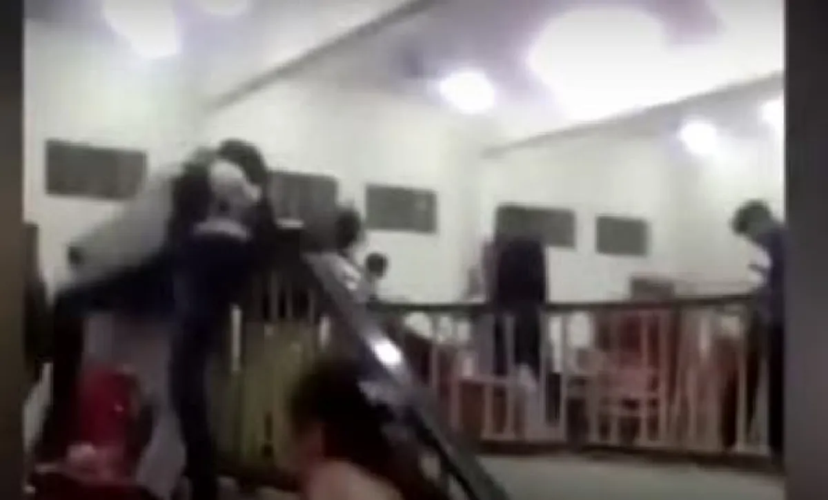 สงครามชัดๆ !!! บ่าว-สาววิวาห์ล่ม ญาติๆเปิดศึกถล่มงานเละยกโต๊ะทุ่ม เก้าอี้ฟาด จับคู่ตีกันพินาศไปทั้งงาน! (คลิป)