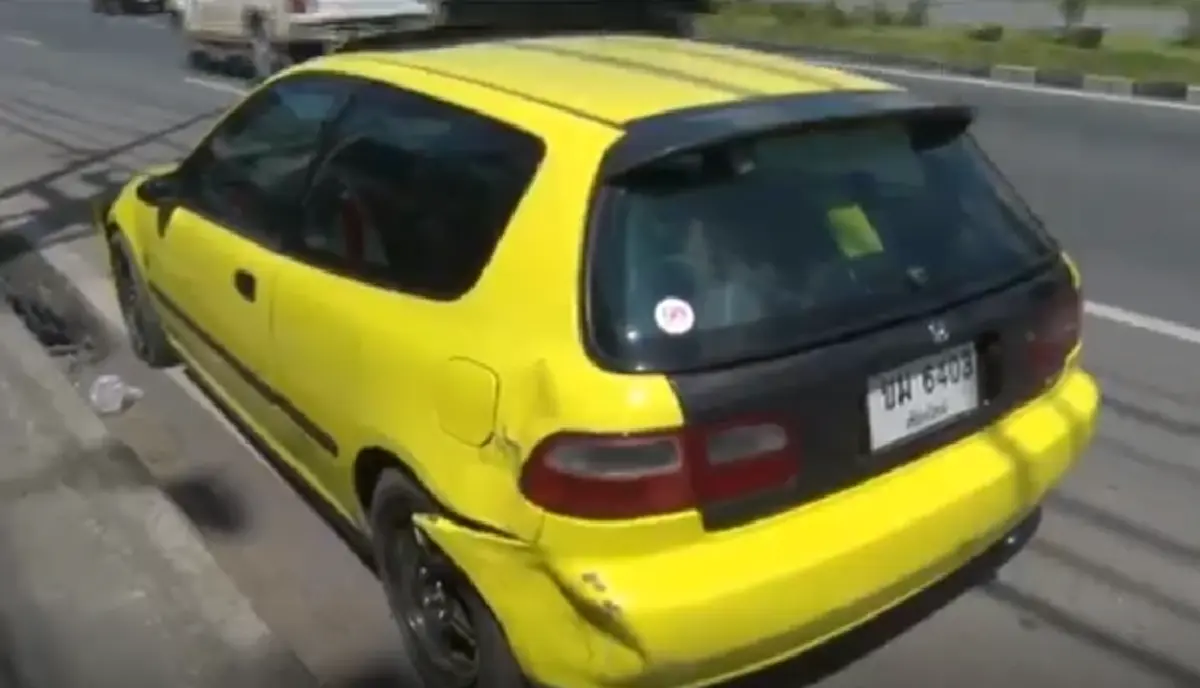 ระทึก! เปิดคลิปเก๋งซิ่งแข่งรถ เพียงเสี้ยววินาที พุ่งเสียหลักข้ามเกาะกลางถนน