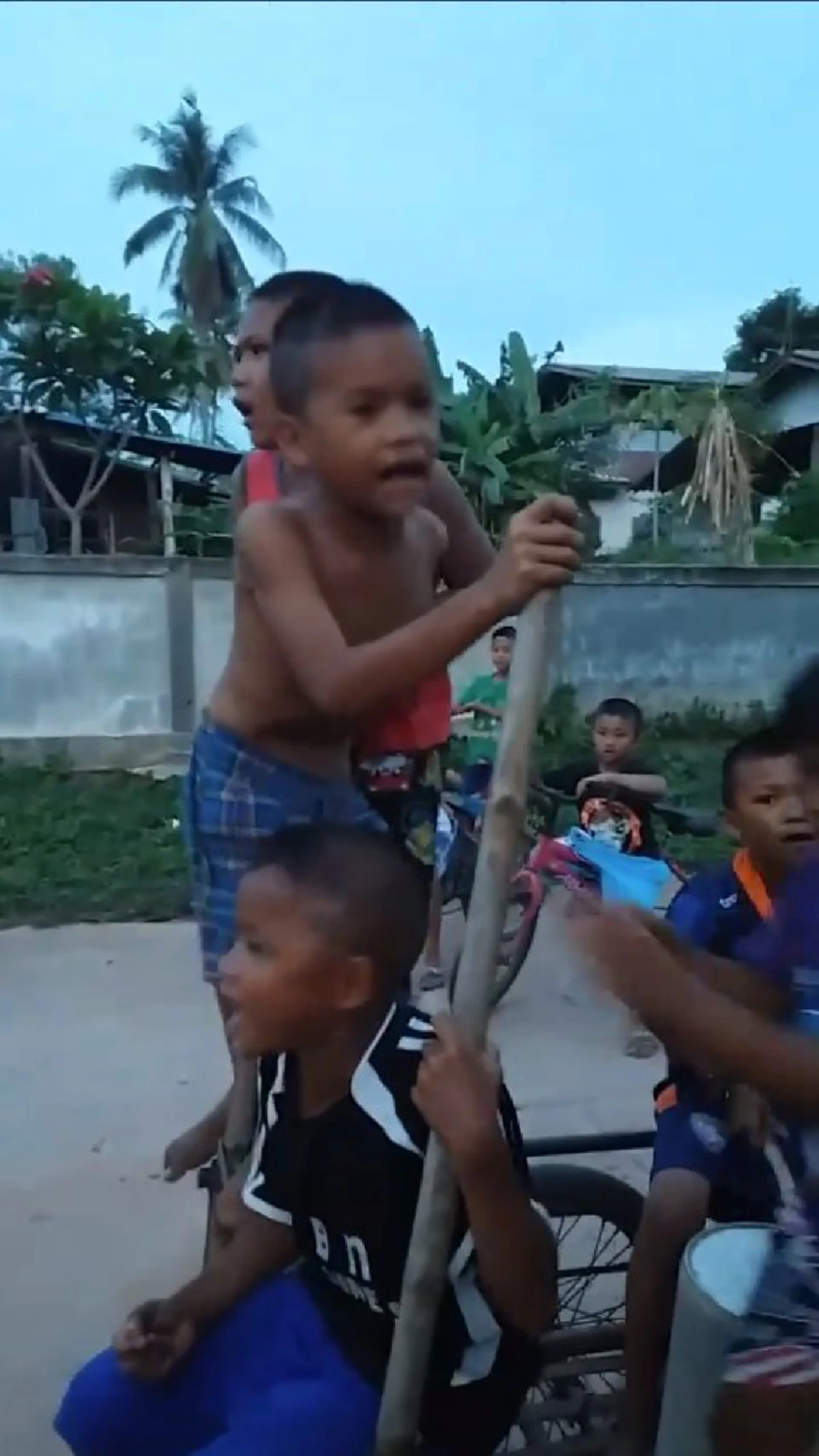 คนดูทะลุล้านวิว!!! เมื่อ "แก๊งหนูน้อย" ขึ้นรถแห่ประจำหมู่บ้าน ร้องเพลงสุดคึกครื้น ทำเอาหวนคิดถึงวัยเด็ก! (ชมคลิป)