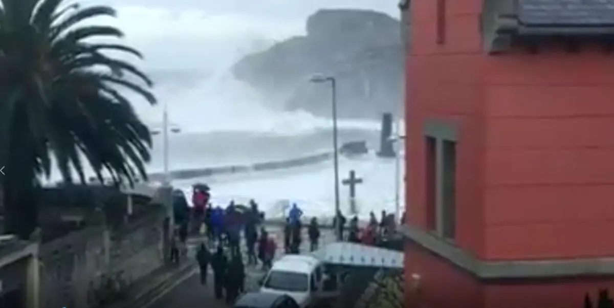 สเปนก็ไม่รอด!!! ทะเลคลั่ง กระหน่ำซัดชายฝั่ง จะคลั่งแค่ไหนต้องดูด้วยตาตัวเอง!!! (ชมคลิป)