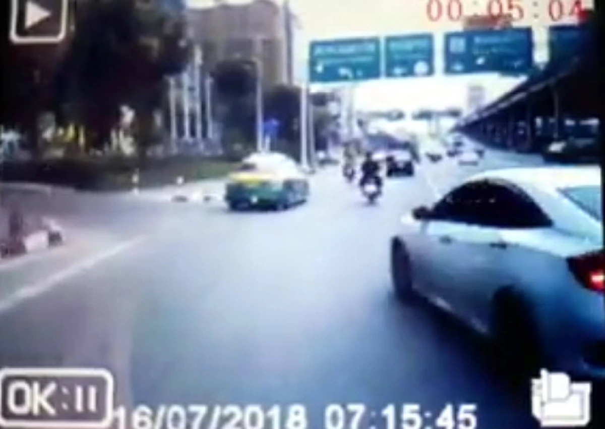 มักง่ายเกือบพาตาย !?! นาทีรถเก๋วหักเลี้ยวกะทันหัน “จยย.” ขับทางตรงเบรคหัวทิ่มหมุนตีลังกา (มีคลิป)