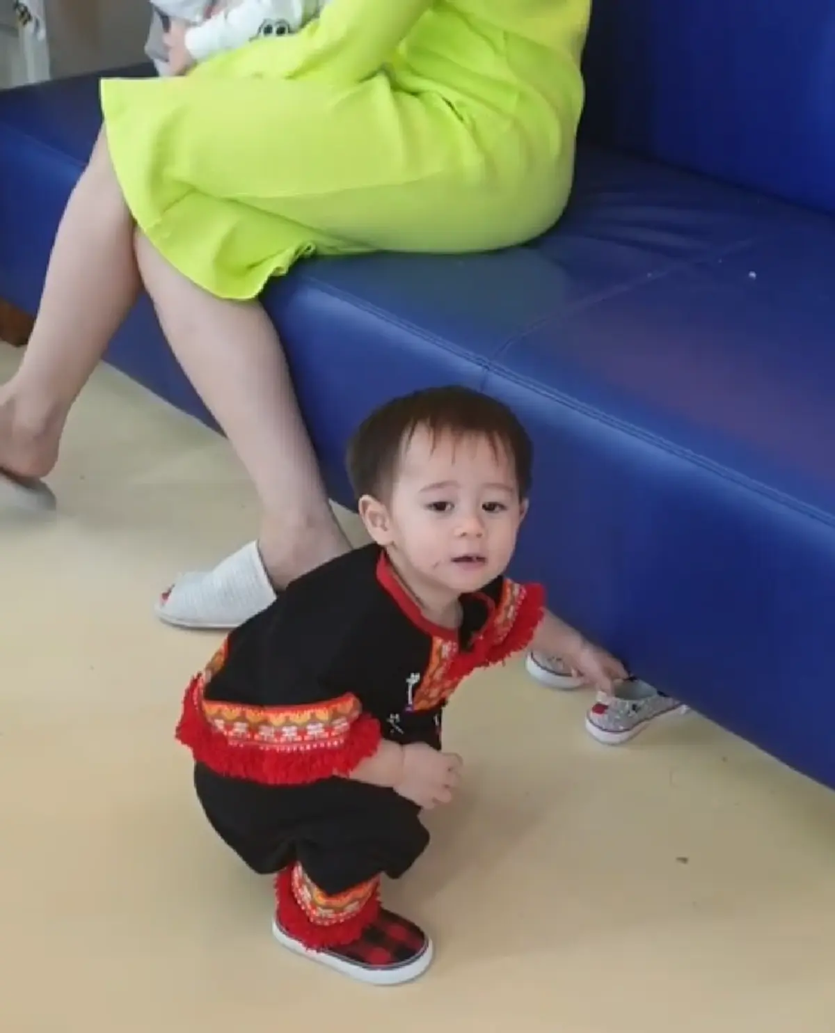 สนุกกันใหญ่ เมื่อ "สายฟ้า-พายุ"  คิดว่า "แม่ชมพู่" เป็นเครื่องเล่น  ทำเอาชาวเน็ตเอ็นดูหนักมาก