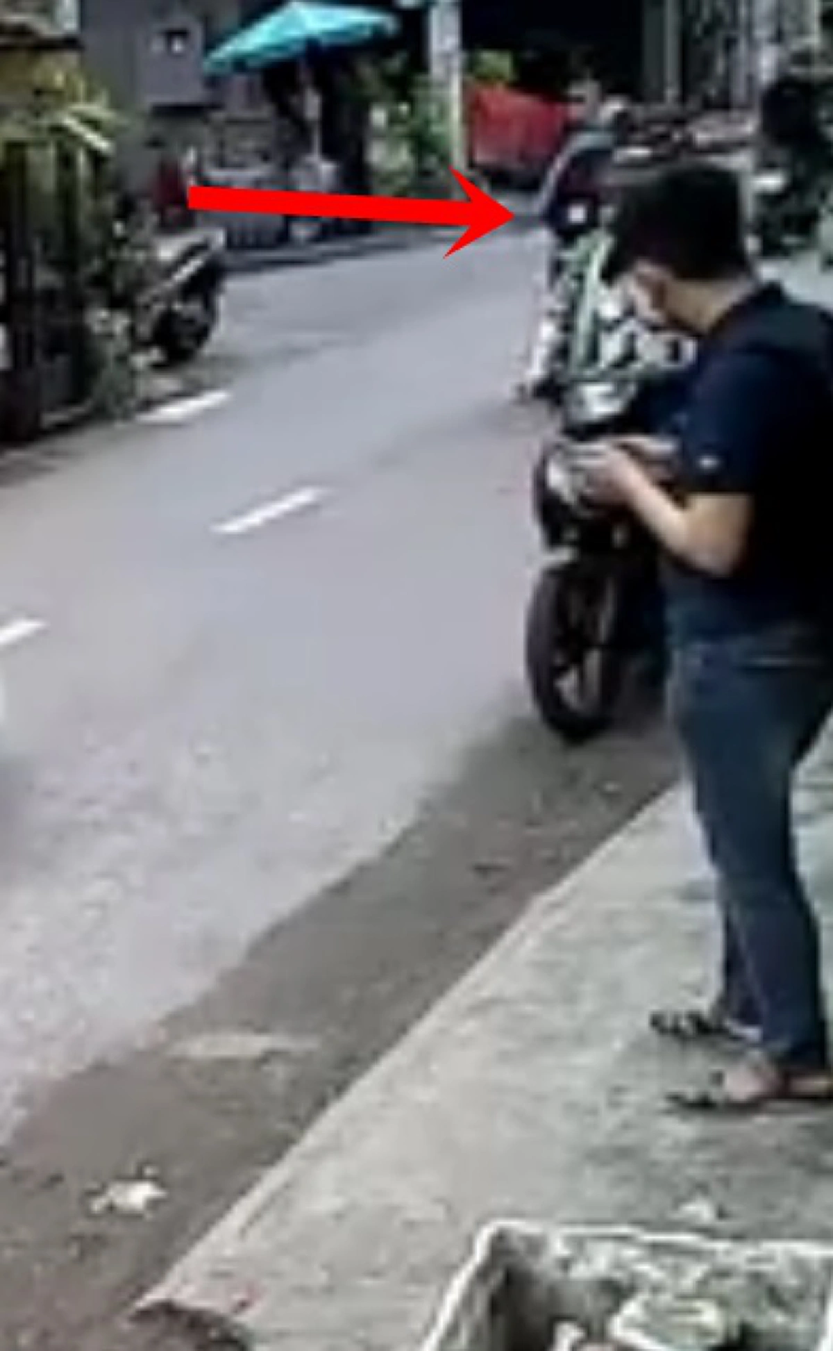 เตือนภัย "สังคมก้มหน้า" หนุ่มเวียดนามโดนโจรกระชากมือถือ ขณะยืนเล่นริมถนน (คลิป)