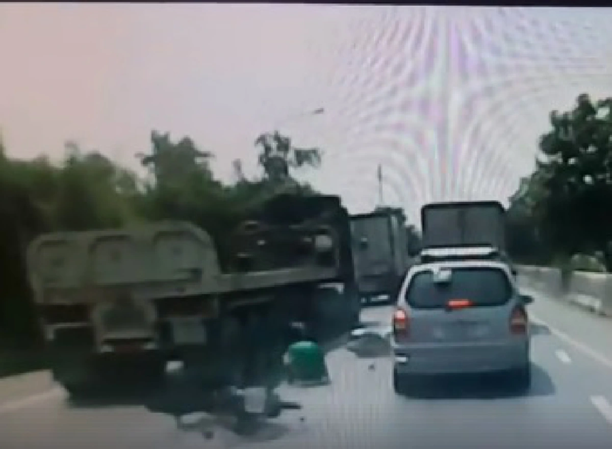 หนุ่มขี่จยย.เปลี่ยนเลนกะทันหัน เฉี่ยวรถคู่กรณีล้ม ก่อนถูกรถเทลเลอร์ทับร่างเสียชีวิต (คลิป)