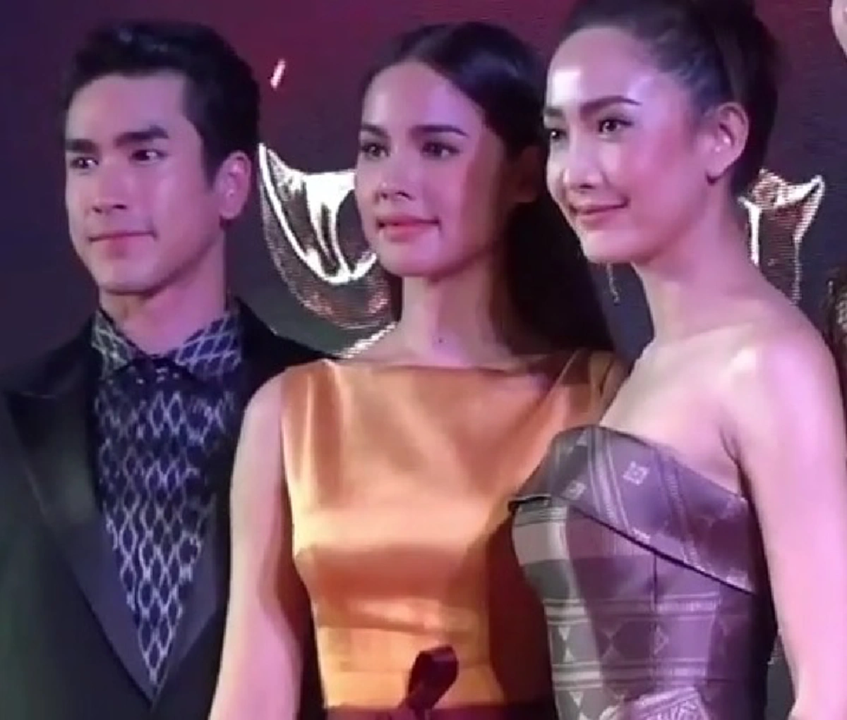 เลือกรักคนไม่ผิดจริงๆ เปิดคลิปวินาที "ณเดชน์ คูกิมิยะ" กอดเอว "อี๊ด โปงลางฯ" พาเข้าร่วมเฟรมถ่ายรูป (คลิป)