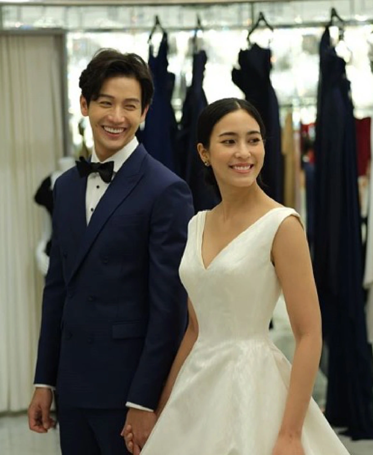 น้องปีใหม่ กั้นประตูเงินประตูทองงานวิวาห์พุฒ-จุ๋ย บอกให้ทั้งคู่หอมเเก้มกัน (คลิป)