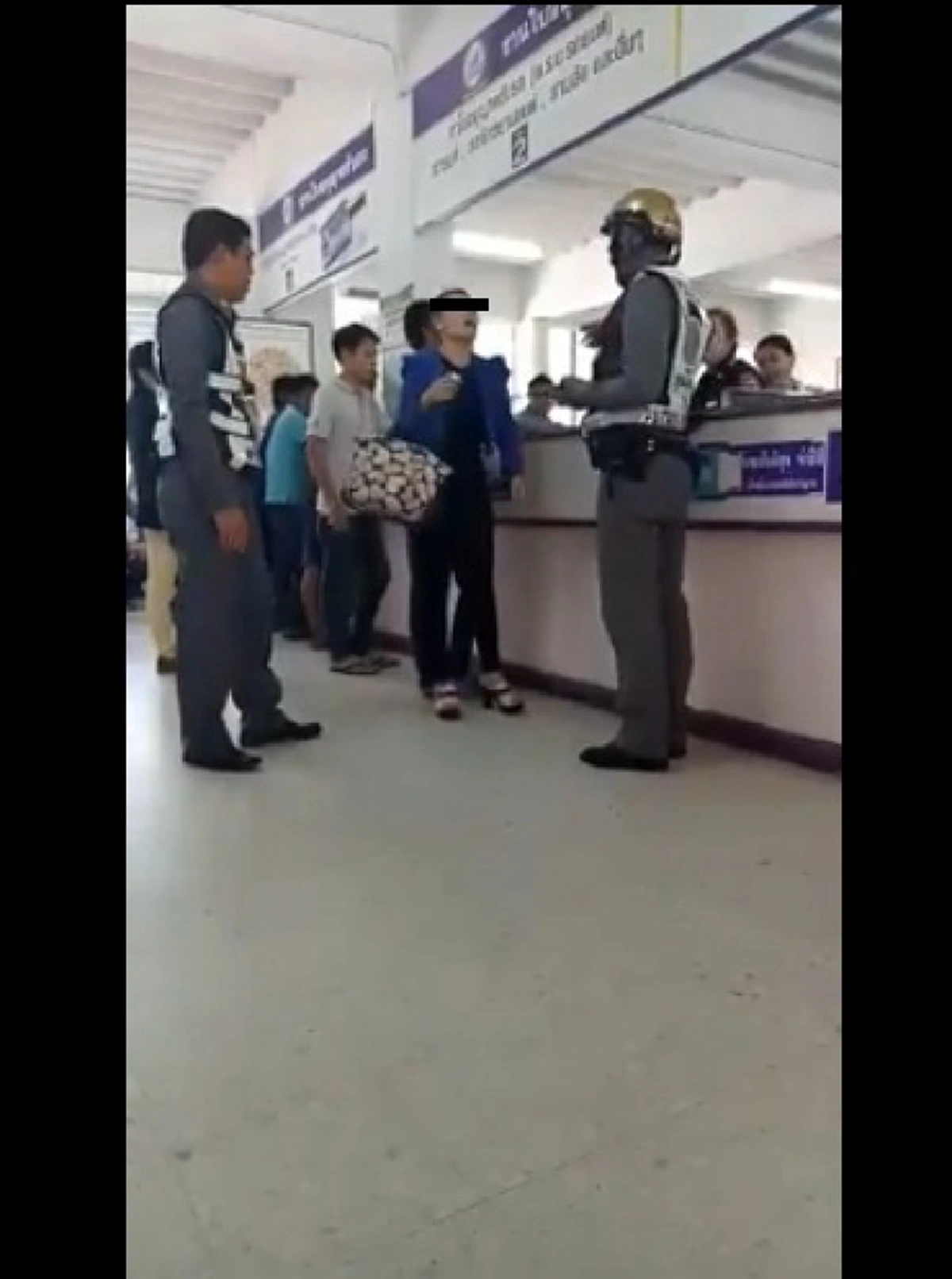 แอร์เย็นๆที่กรมขนส่ง ยังยั้งอารมณ์ป้าไม่อยู่!!!ชาวเน็ตแห่แชร์คลิป จวกมนุษย์ป้า อาละวาดลั่น หลังโดนตำรวจจับใบขับขีหมดอายุ ไม่ยอมสอบใหม่