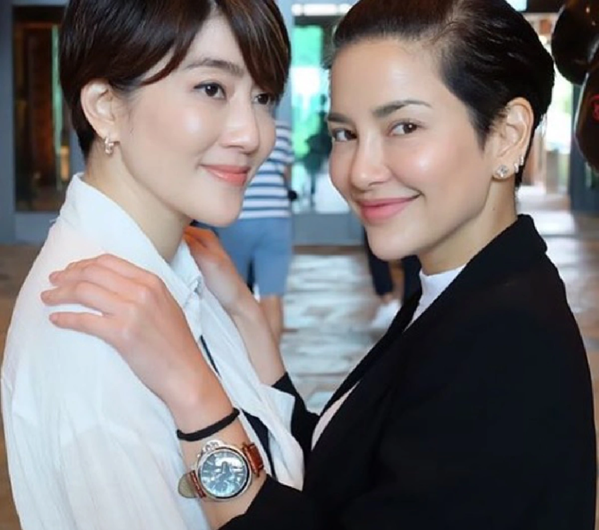 เจี๊ยบ โสภิตนภา โพสต์ภาพกอด อ้อม พิยดา ส่งกำลังใจในวันสูญเสียคุณพ่อ