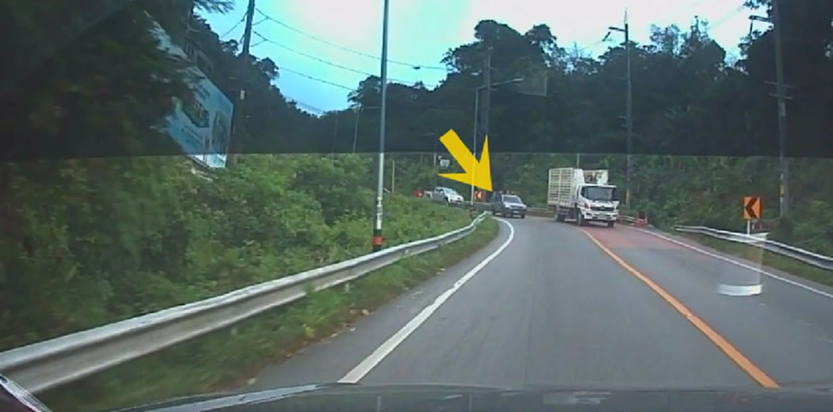 กระบะบรรทุกคนงานเต็มคัน เเซงทางโค้งขึ้นเขา เกือบพาคนอื่นซวย (คลิป)