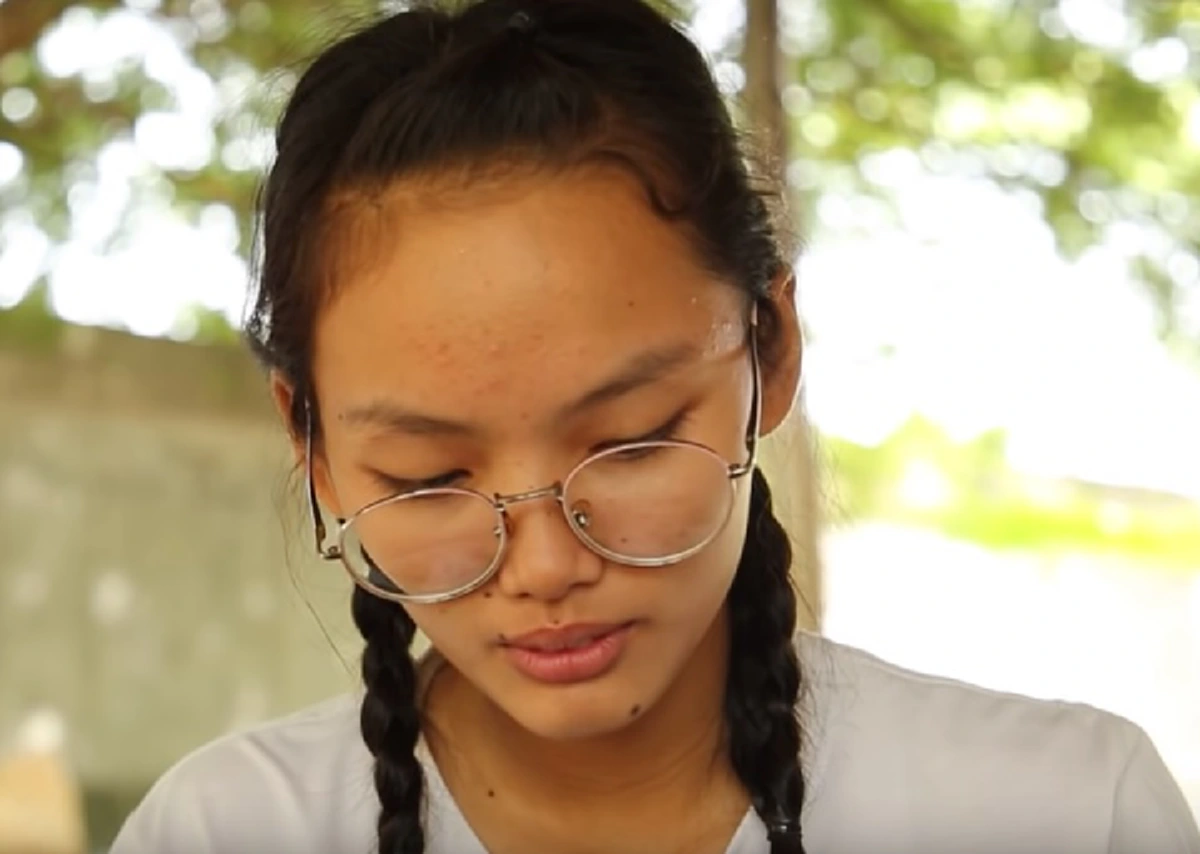 น้องฟิวส์ เด็กสาวม.3ยอดกตัญญู รับจ้างทำงานปั๊มน้ำมัน เเบ่งเบาภาระพ่อเเม่