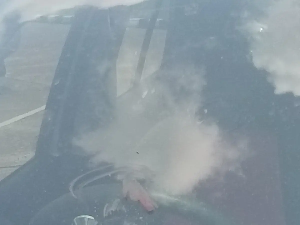 จับได้แล้ว ชายกระโดดเกาะรถ เผยเป็นป่วยทางจิต