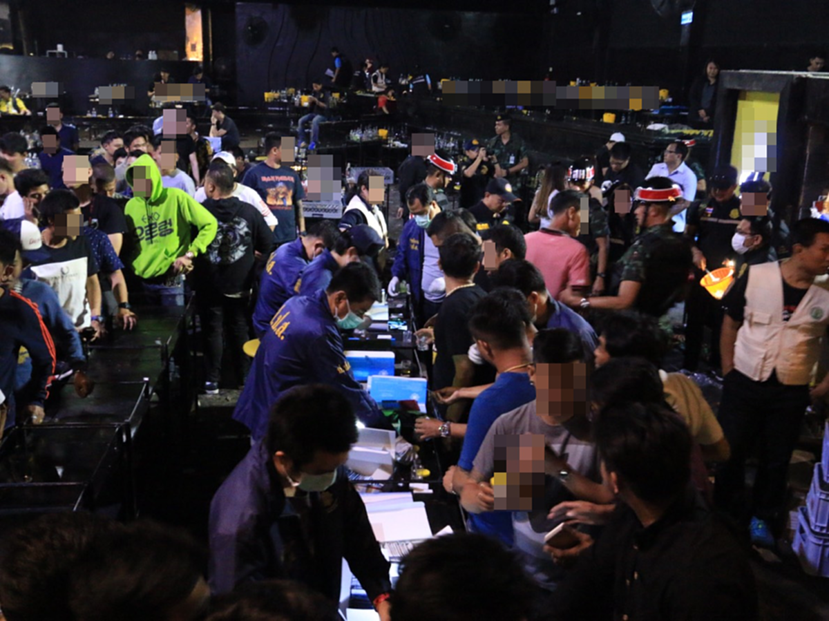 คลิปนักเที่ยว หนีกระเจิง กำลังปีนกำแพงออกทางหลังสถานบันเทิง 56 Arena Music Hall หลังเจ้าหน้าที่นำกำลังเข้าตรวจ (คลิป)