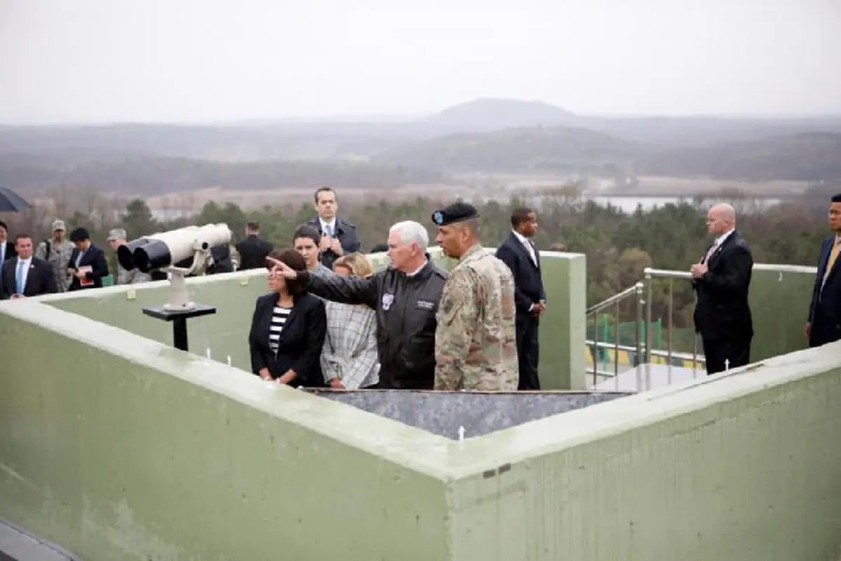 คิม จองอึน กลัวไหม?? “รองประธานาธิบดีสหรัฐฯ” เหยียบจมูก “เกาหลีเหนือ” ด้วยการเยือนเขตปลอดทหารริมชายแดน พร้อมย้ำ “สหรัฐฯ” จะไม่อดทนอีกต่อไป