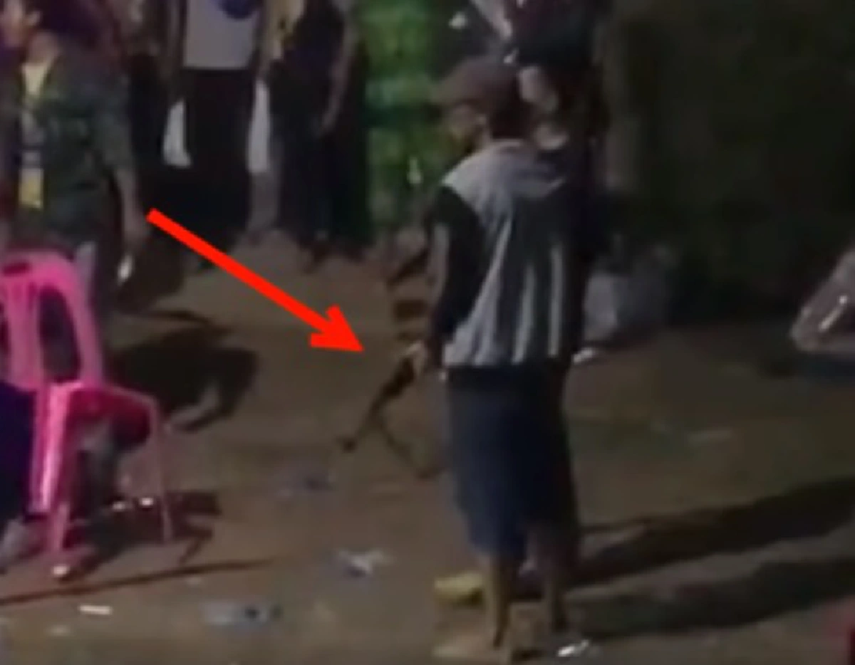 รวบแล้วขาใหญ่ประจำหมู่บ้าน ถืออาก้าเดินกร่างงานหมอลำซิ่งเมืองอุบลฯ (คลิป)