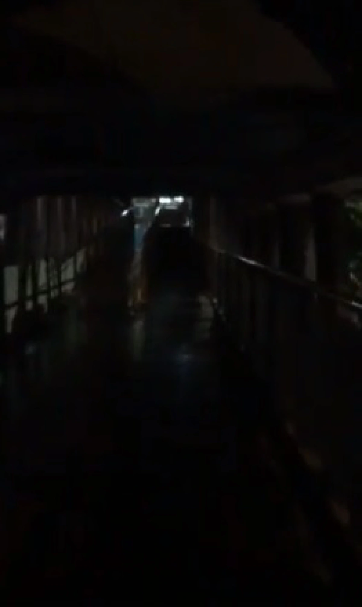 ประชาชนโอดสะพานลอยไฟดับเกือบเดือน หวั่นเกิดอาชญากรรม (คลิป)