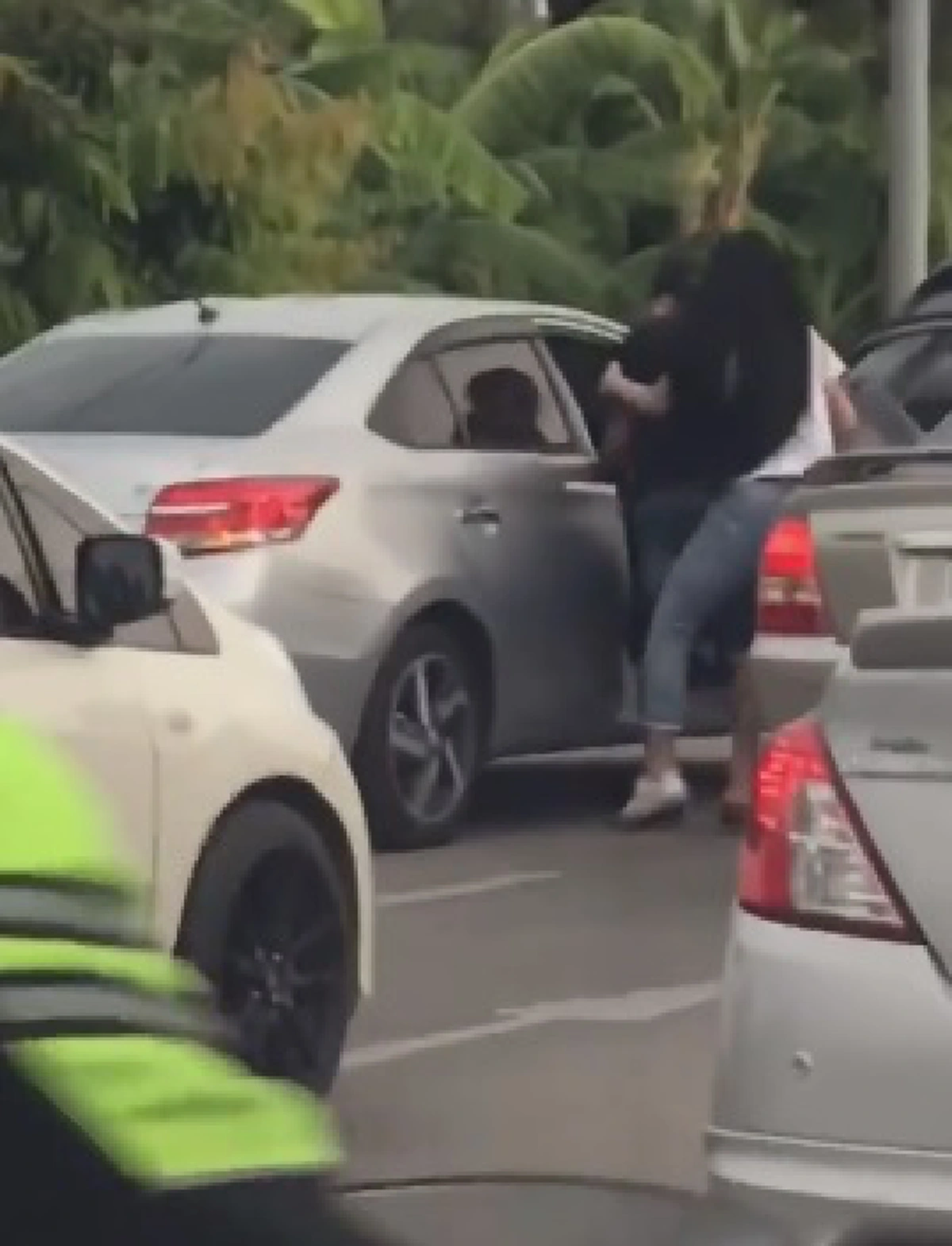 อีกเเล้ว หนุ่มสวมชุดกากีบีบแตรเสียงดัง ก่อนวิ่งลงไปเตะรถคันข้างหน้า (คลิป)