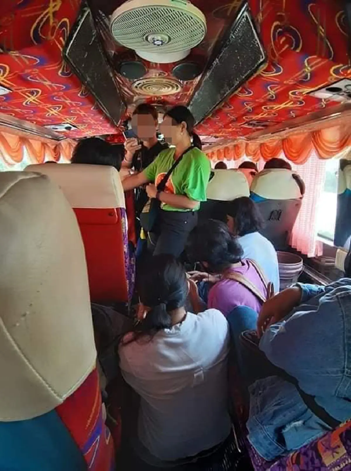 โดนแล้ว รถทัวร์หัวหมอ หลอกนักศึกษาขึ้นมานั่ง ทั้งที่รถเต็ม