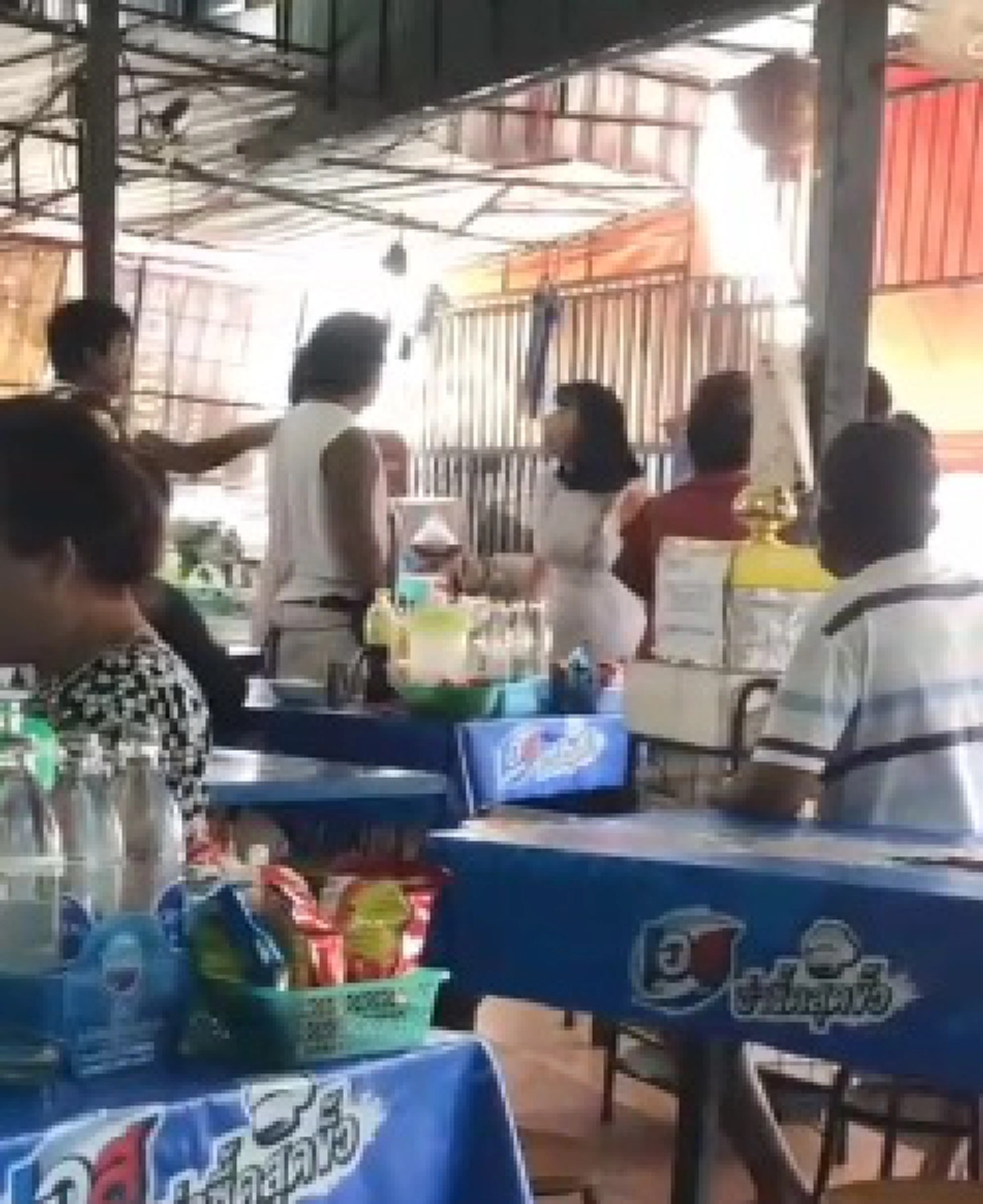 ร้านก๋วยเตี๋ยวดังสาดน้ำร้อนใส่ขาลูกค้าหลังโดนเร่งออเดอร์