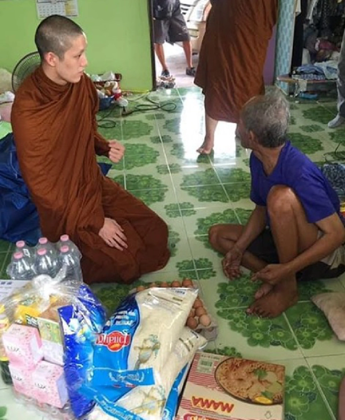 พระต่อ ลงพื้นที่นำสิ่งของบริจาคผู้ป่วยยากไร้
