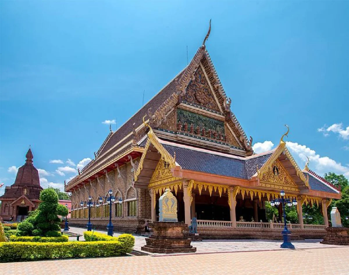 วัดเนรมิตวิปัสสนา พระอุโบสถเจดีย์ศิลาแลง ตั้งตระหง่านกลางเนินเขา