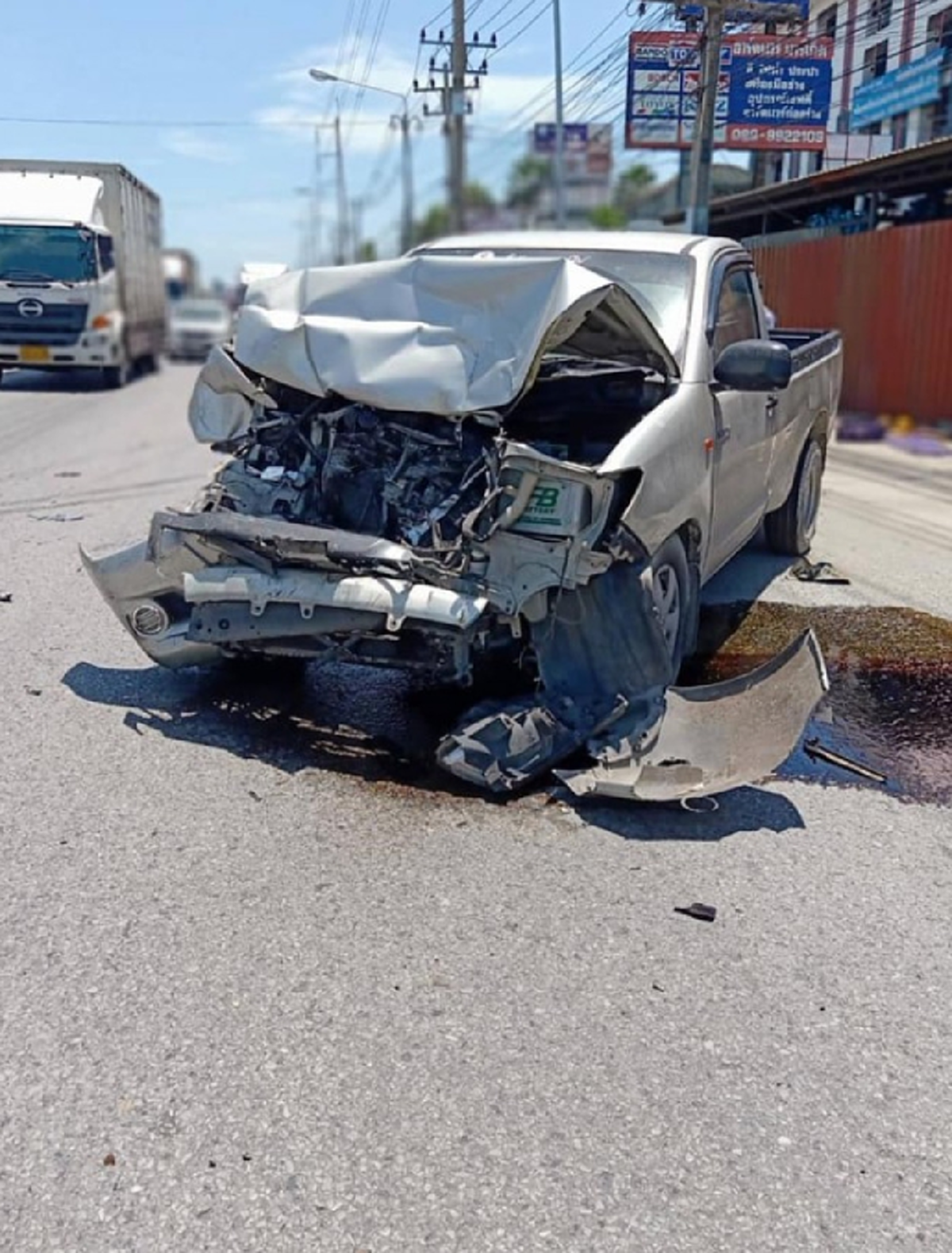 กระบะหัวร้อนไม่พอใจ คู่กรณีโทรเรียกประกัน เดินเข้าไปใส่ไม่ยั้ง