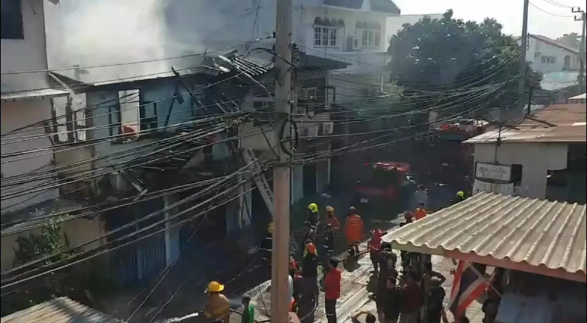 เหตุเพลิงไหม้บ้านเรือนประชาชน จุดธูปไหว้พระทิ้งไว้ไฟไหม้ทั้งบ้าน