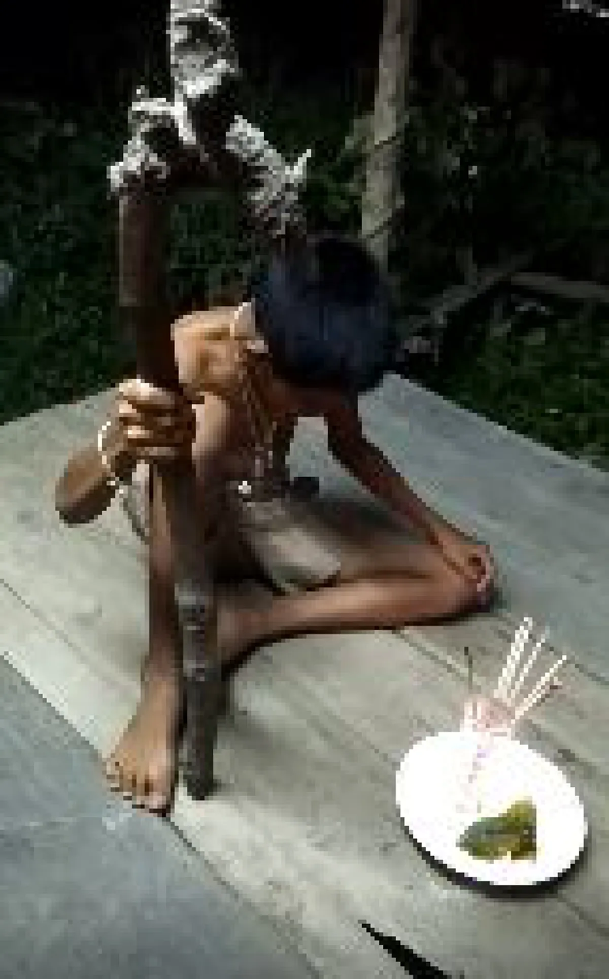 สละร่างแทบไม่ทัน!! ร่างทรงพ่อปู่โชว์อิทธิฤิทธิ์ จู่ๆโดนตามองค์กลับบ้าน หงายเงิบ! ฮาสนั่นโซเชียล (มีคลิป)