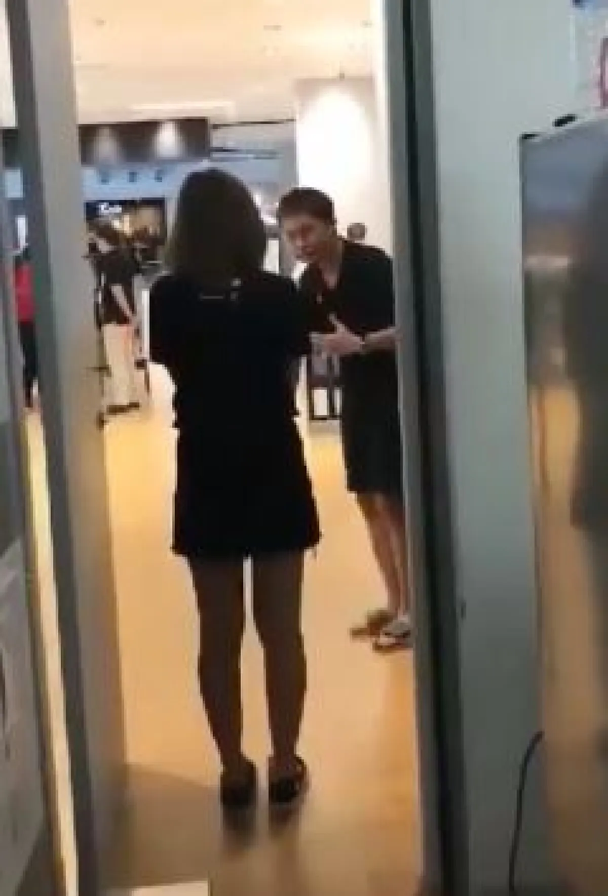 ขุดยันพ่อแม่! เพจดังเปิดอาชีพบุพการี "อาร์ม" หัวร้อนต่อยพนง.สาว ใหญ่โตไม่เบามีอำนาจทางกฎหมาย!