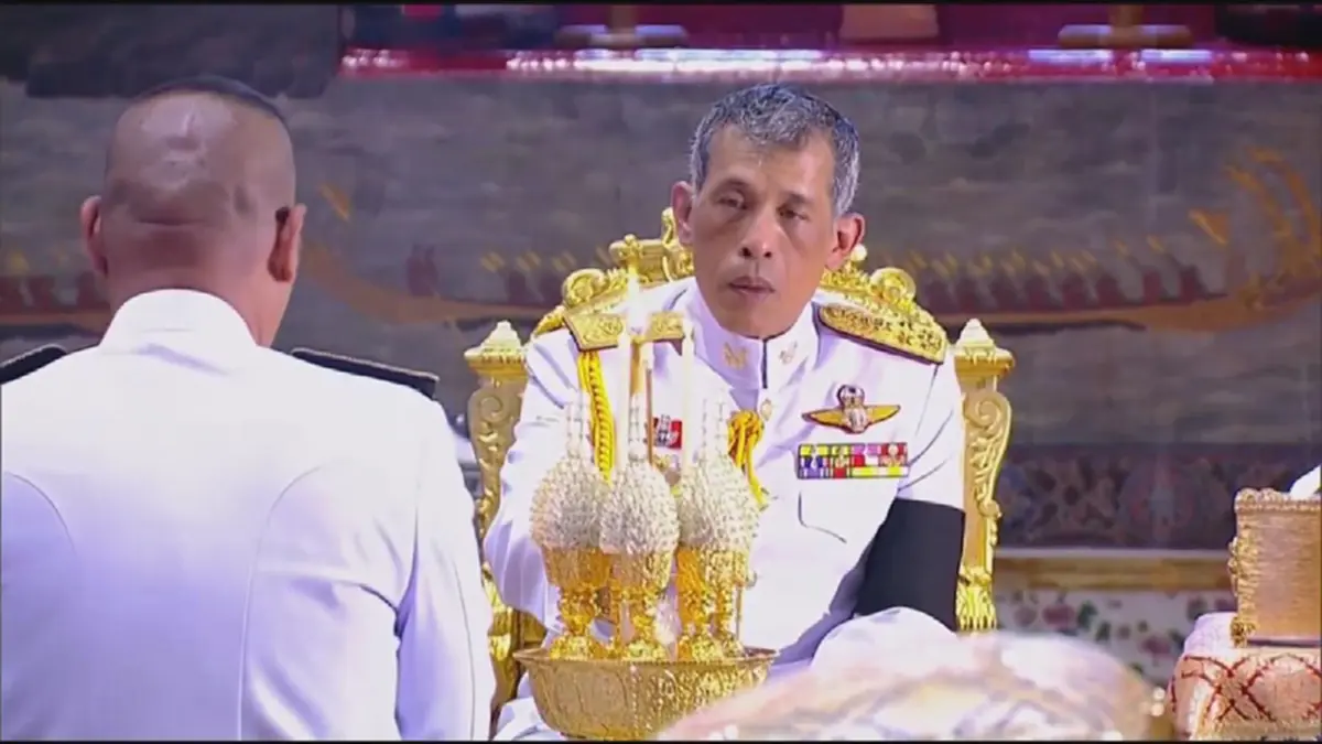 ทรงพระเจริญ !!!! ภาพประทับใจประชาชน รับเสด็จ "ในหลวงร.10" ...หลังทรงบำเพ็ญพระราชกุศลวันวิสาขบูชา (มีคลิป)