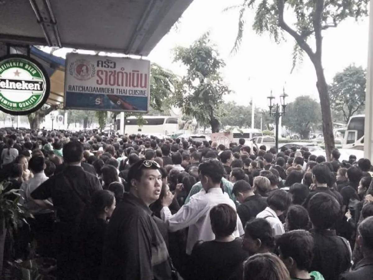 จะร้อนจะฝนเราก็ทน..เพื่อให้ได้กราบพ่อ!! ภาพบรรยากาศการรอถวายบังคมพระบรมศพฯ เบื้องหน้าพระบรมโกศ ณ พระที่นั่งดุสิตมหาปราสาท วันที่ 5 ต.ค. 60 ว