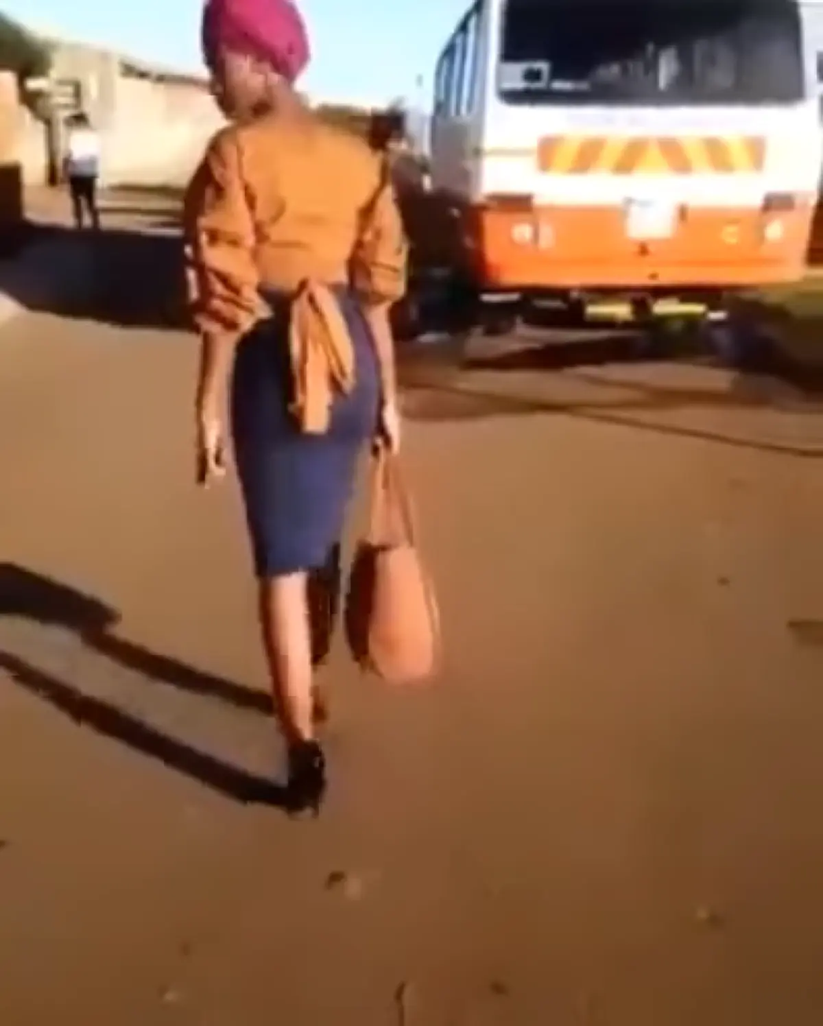 สาวใส่ส้นสูง