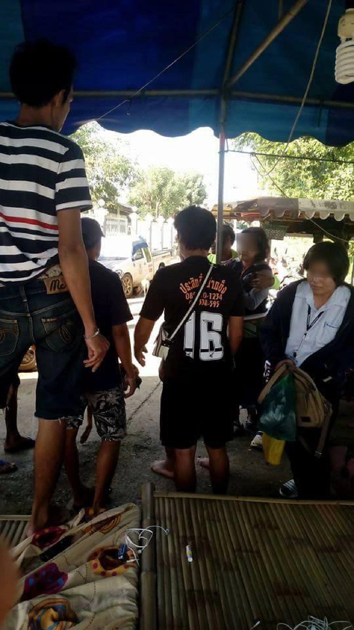 ที่นี่ของเขตกู กูไม่ให้อยู่ที่นี่!!! ฉาวหนัก นายกอบต.หญิงเมากร่าง ตบหน้าชาวบ้าน ปมกางเต็นท์หนีน้ำท่วม หวิดโดนยำเละ โซเชียลวิจารณ์ยับ!!!