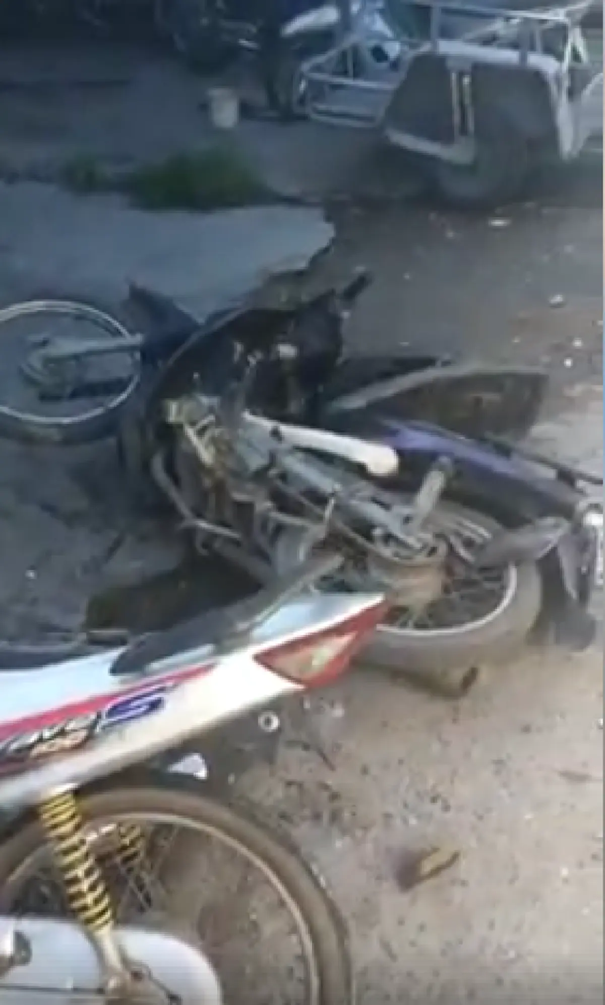 รถกูเสียใครรับผิดชอบ!!! "ลุงเสื้อฟ้า"หัวร้อน ด่ากราดกู้ภัย และคู่กรณีที่เจ็บหนัก ลั่นใส่คนเจ็บ "ไอ้เ..ี้ย เดี๋ยวเตะแม่งไอ้สั.." โซเชียลซัด