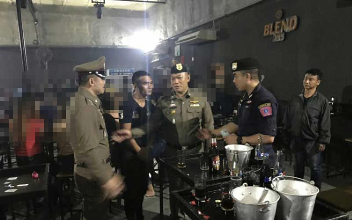ด่วนที่สุด! เด้ง 4 เสือ สน.ฉลองกรุง เซ่นจับผับดัง พบเด็กอายุไม่ถึง เสพยาอื้อ!