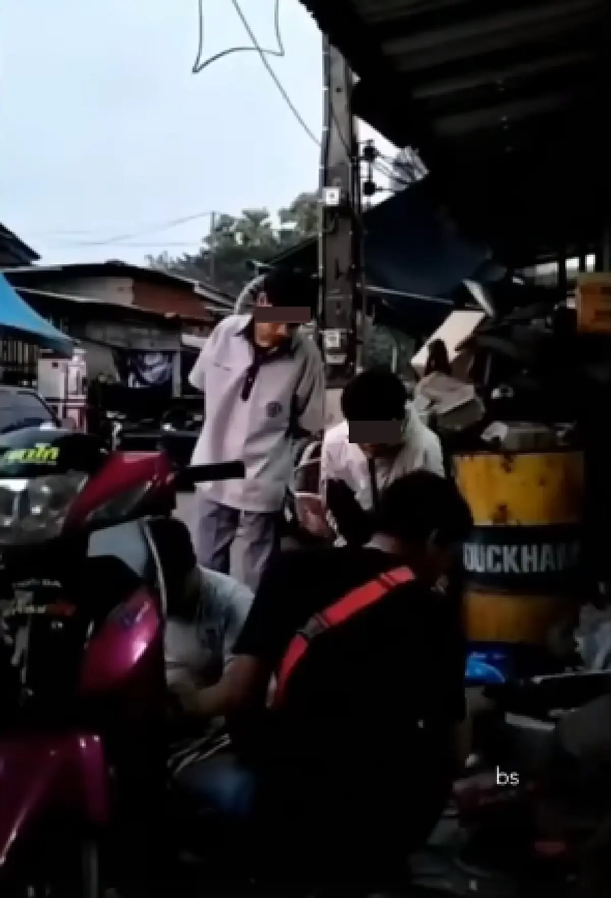 เมื่อลูกสาว ชมลูกค้าว่า"หล่อ"ต่อหน้าพ่อ งานนี้เล่นเอาพ่อของขึ้น ตอกกลับหน้าสั่น